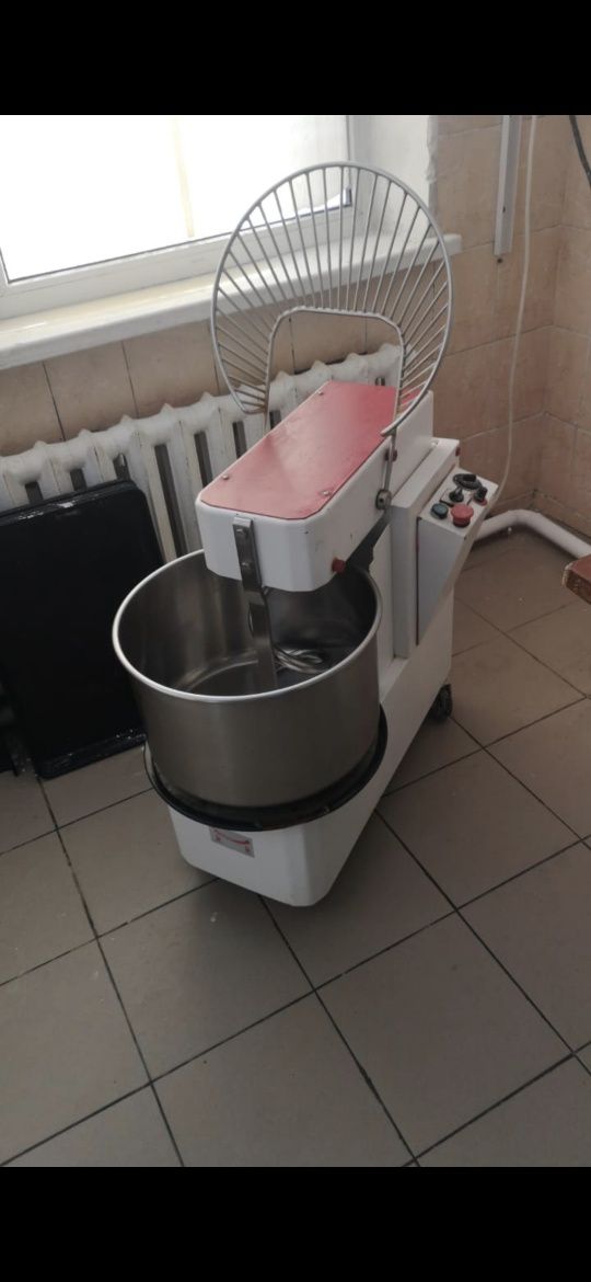 Продаю рабочий б/у тестомест 30л