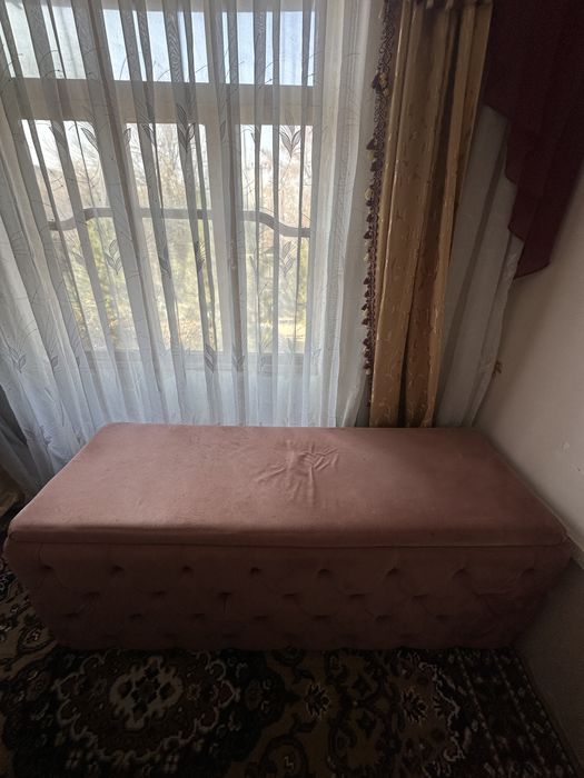 Розовая мягкая кушетка — идеальный вариант для дома и салона красоты!