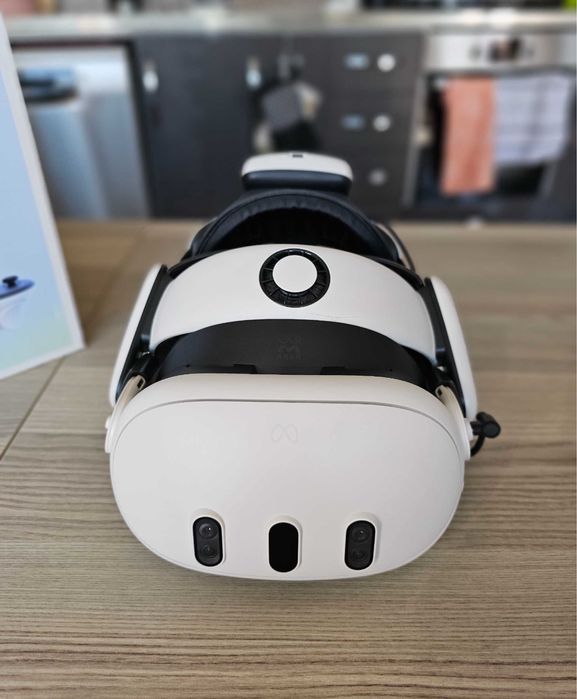 Meta Quest 3 (128GB) + Пълен комплект (слушалки, каишка, кейс, кабел)