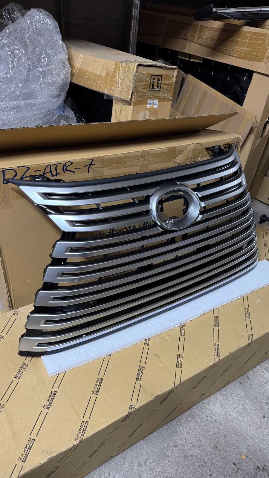 Продам оригинальную решетку радиатора Lexus LX600