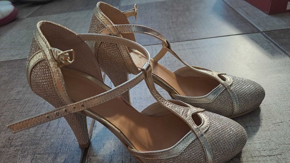Vand pantofi eleganti pentru femei