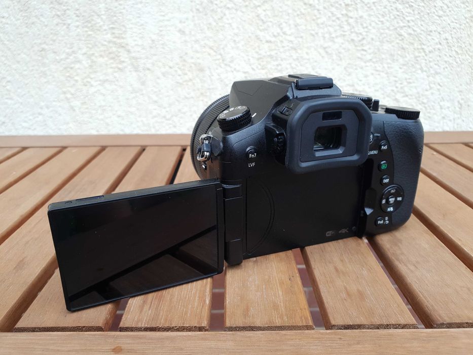 Aparat foto Panasonic Lumix FZ2000