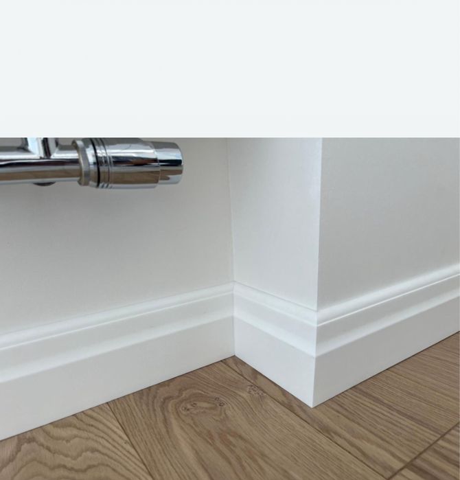 Плинтус установка. Установка плинтус. Монтаж плинтус. Полиуретан.