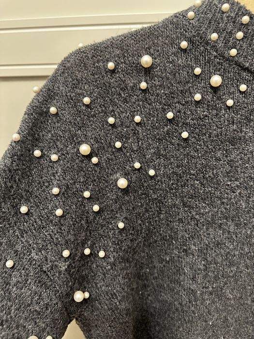 Пуловер на перли в сиво