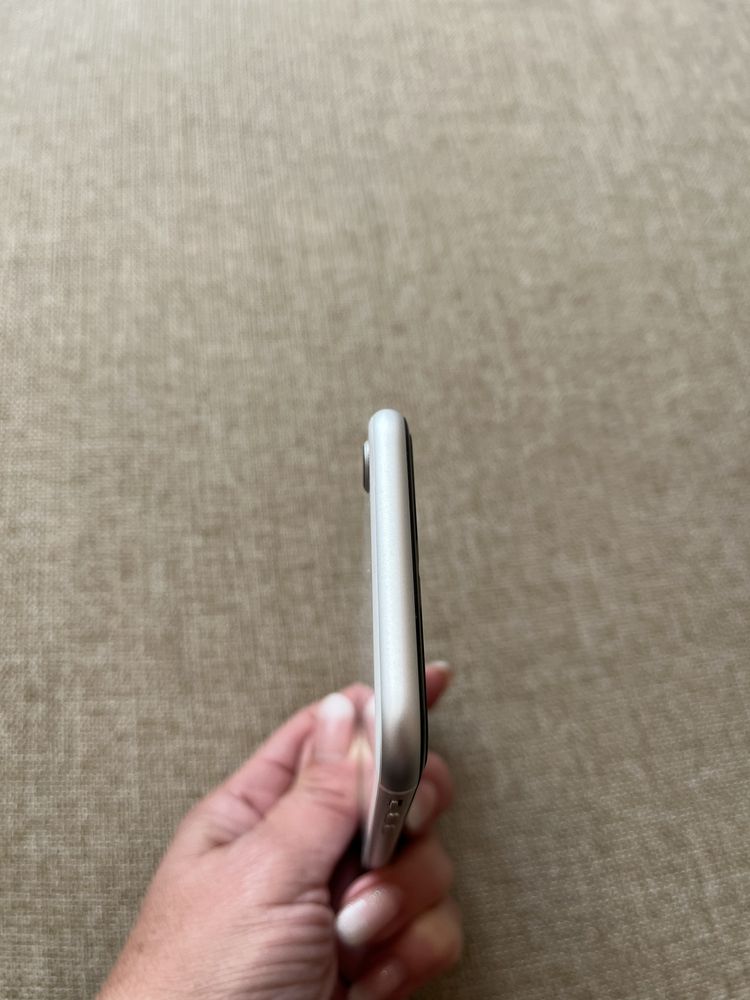 IPhone SE много запазен