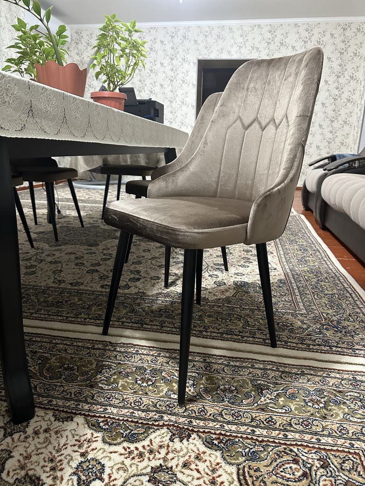 Продам стол и 8 стульев