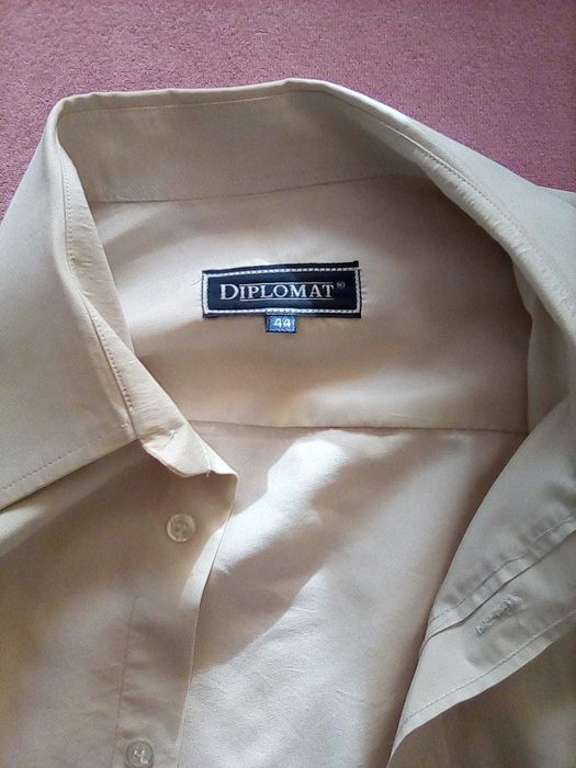 Vand camasi barbati albe elegante , calitate
