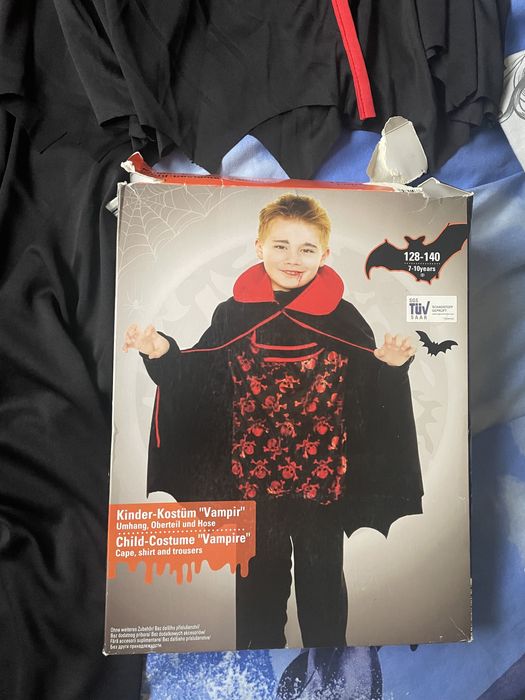 Три карнавални костюма, полицай, пират и дракула