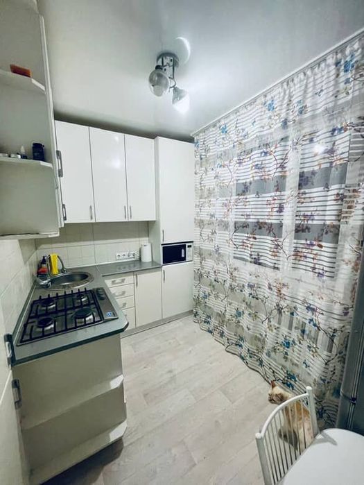 Продам 2 комнатную квартиру новой планировки район 8 школы.