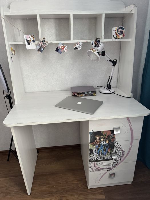 Письменный стол с полочками