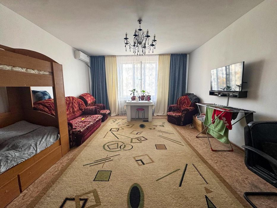 7 мкр возле магазина севен 2-х ком общая 65 м² , 2 балкона