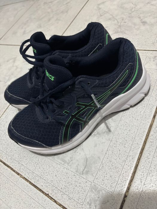 Vând adidași băieți!