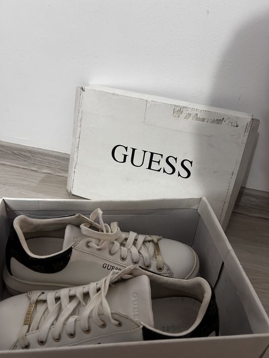 Vand adidasi GUESS