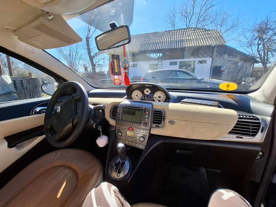 Vând Lancia Ypsilon