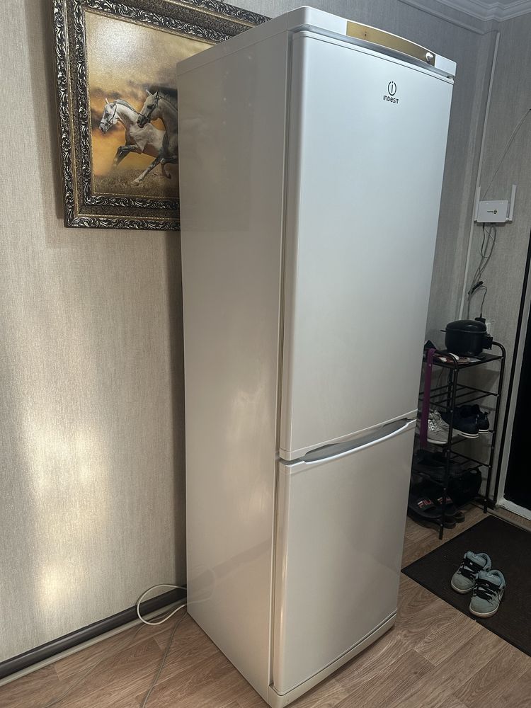 Холодильник INDESIT