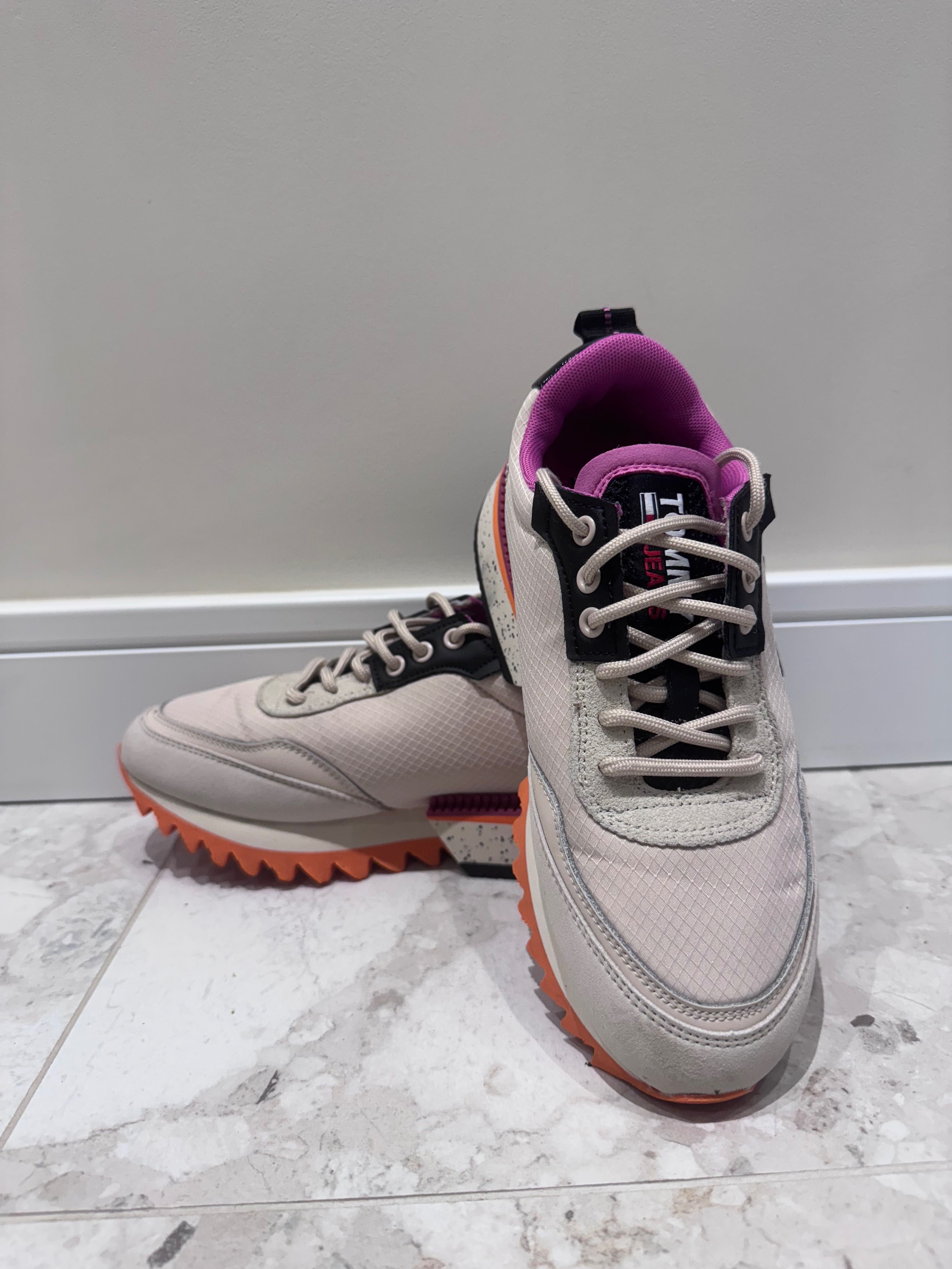 Маратонки nike  и tommy jeans
