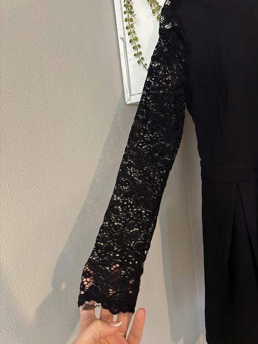 Къса черна рокля с дантела About you