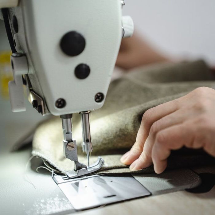 Швея на дому , пошив и ремонт одежды.