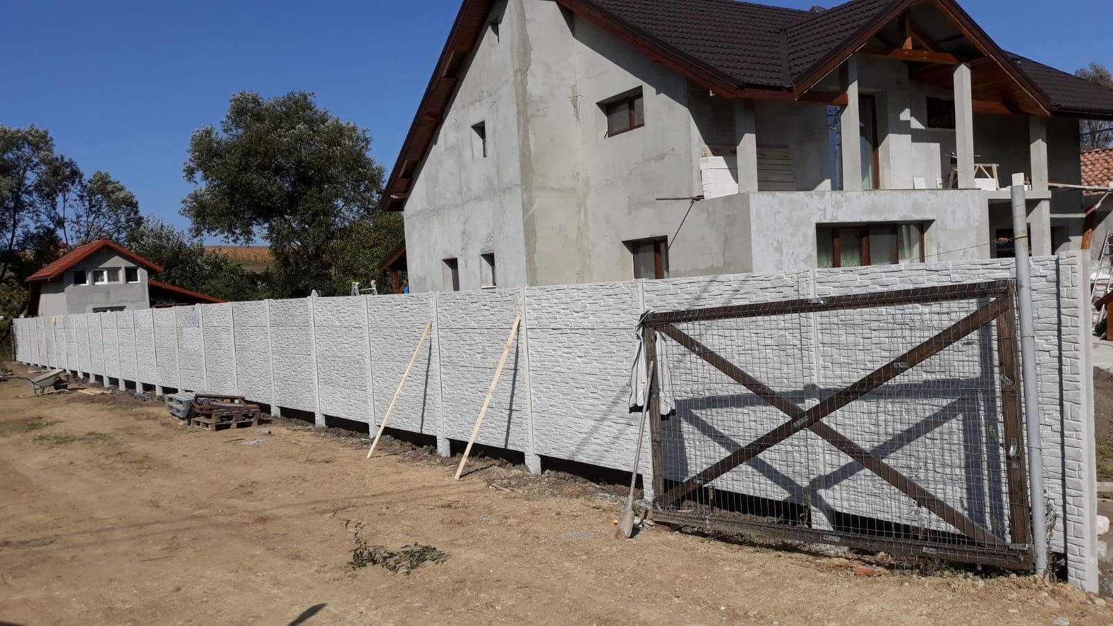 Gard din placi din beton