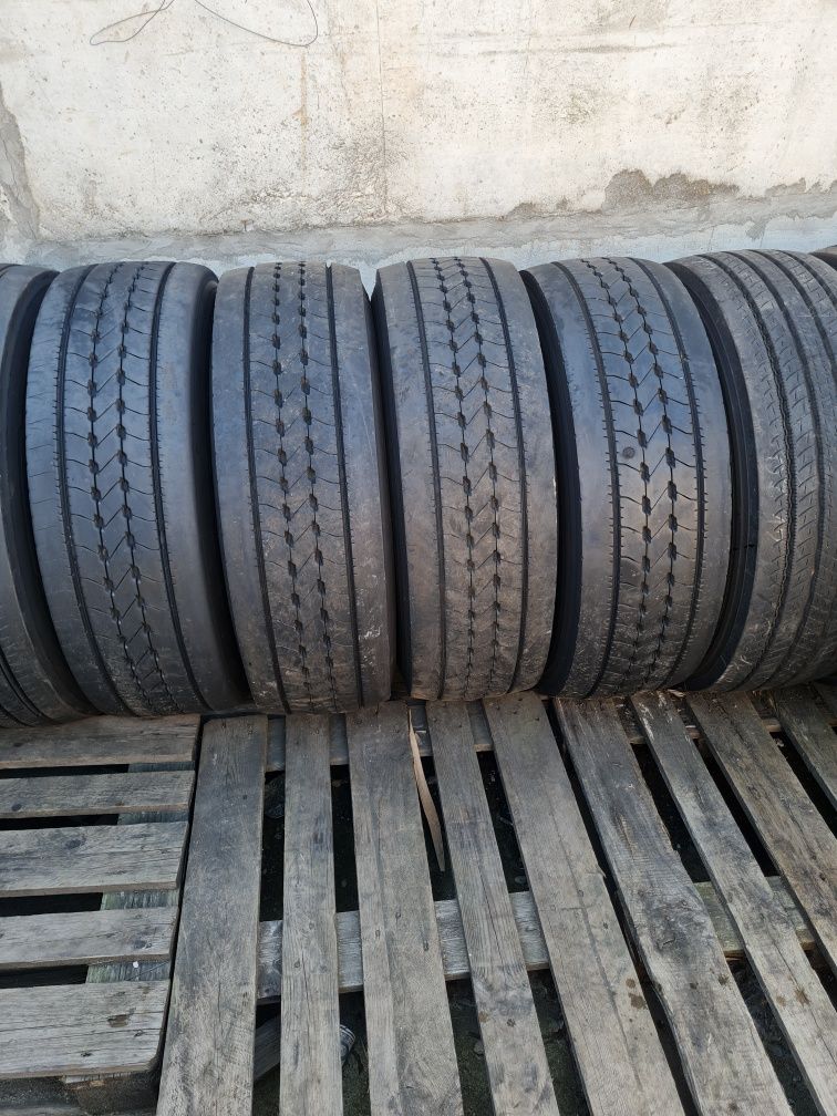 Anvelope 315 70 R22.5 de direcție Goodyear.