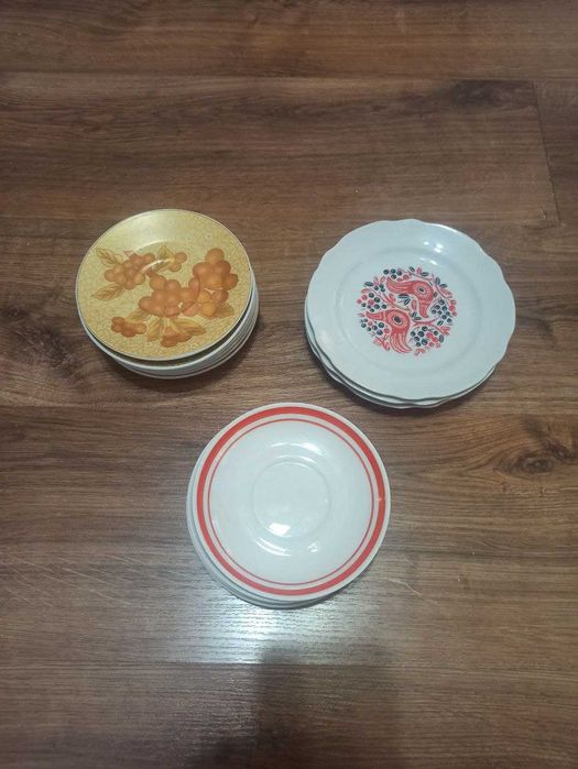 Продаются СРОЧНО удобные маленькие блюдца двух видов и тарелки.