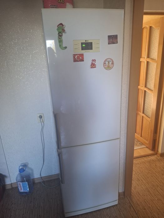 Продам двухкамерный холодильник