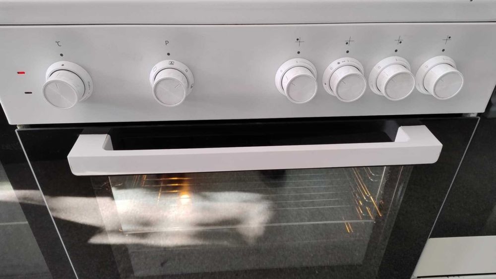 Готварска печка-фурна с керамичен плот BEKO-БЕКО 72 литра 2200 W