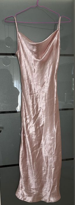 Рокля за повод, с гол гръб