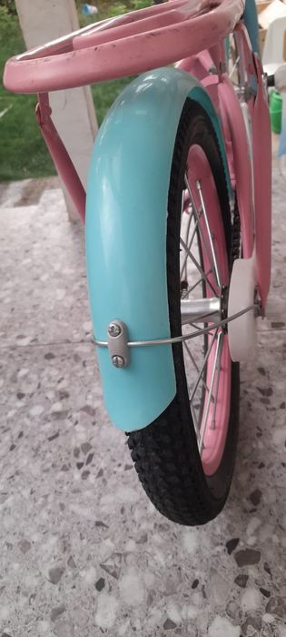 Bicicleta roz de fetite cu coșuleț pentru 5-7 ani