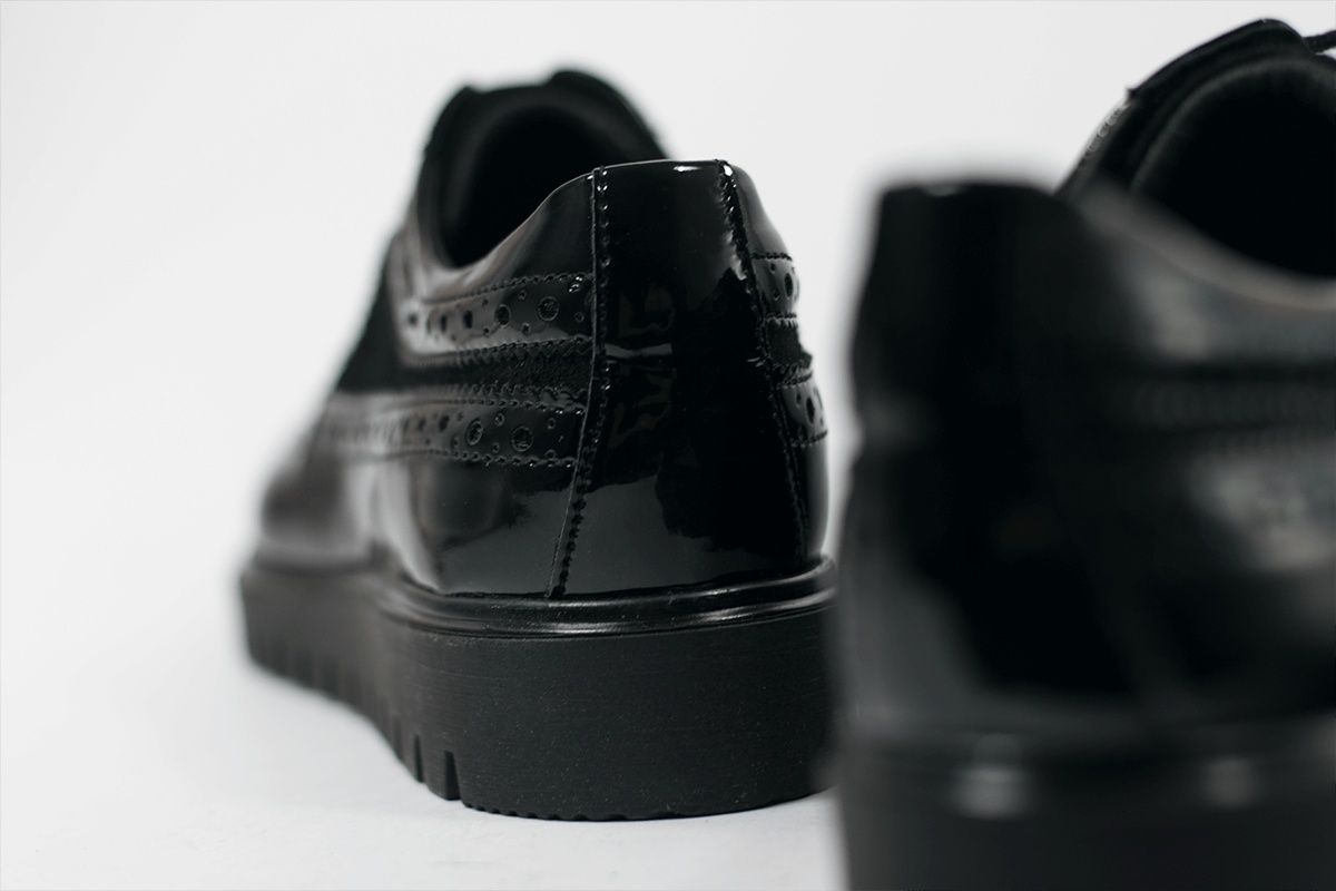 Дамски обувки от черен велур и лак
