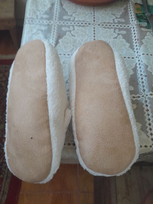 Vând doua perechide papuci pentru femei pufoși + un ceas de mana = 55