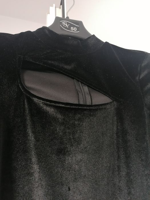 rochie din catifea cu decupaj