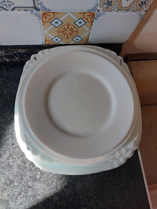 Түркия да жасалған ақ тарелкі сатамын әр тұрлі размерде 1 шт 300тг