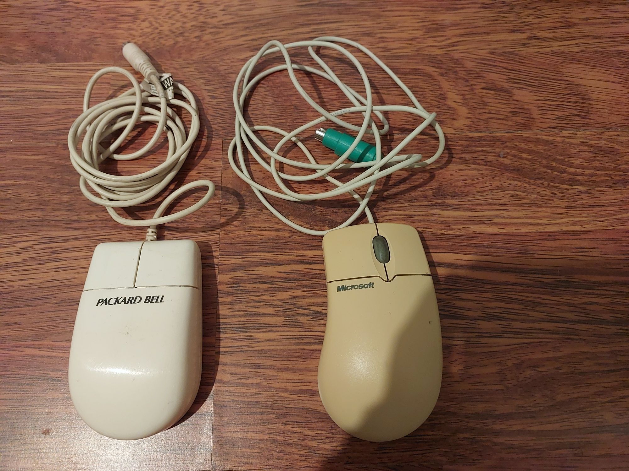 Vând telefoane vechi din ebonita, plastic, lemn si calculator