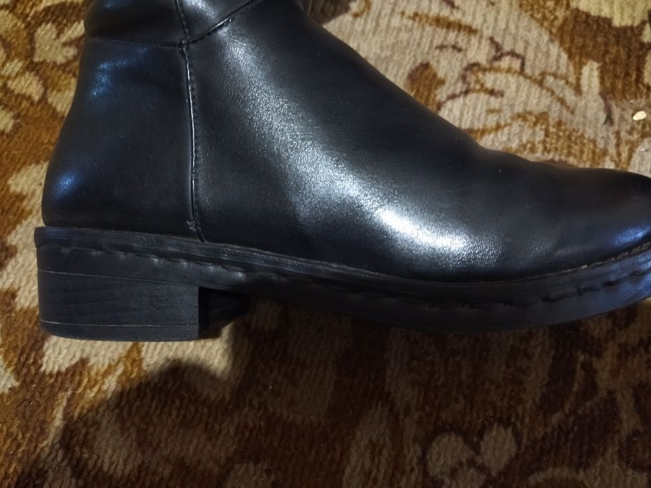 Продам новые женские сапоги