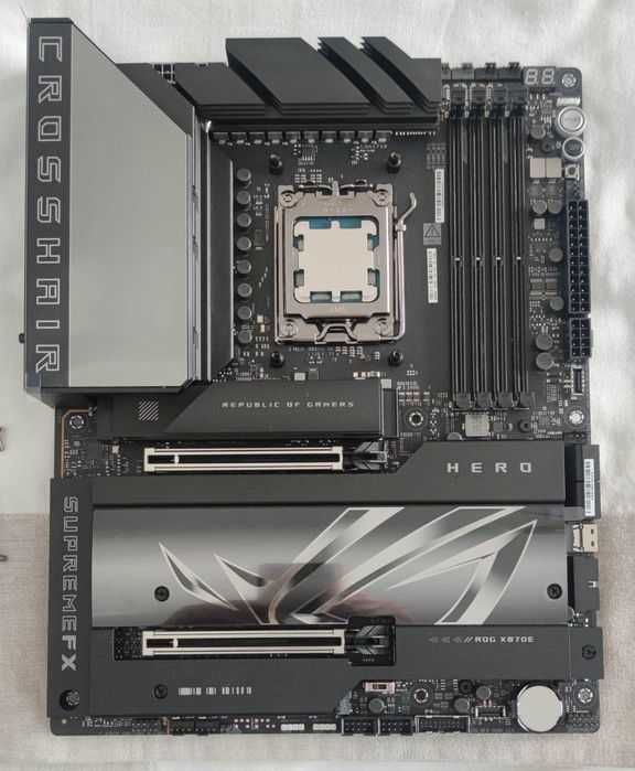 Дъно  ASUS ROG Crosshair X870E Hero