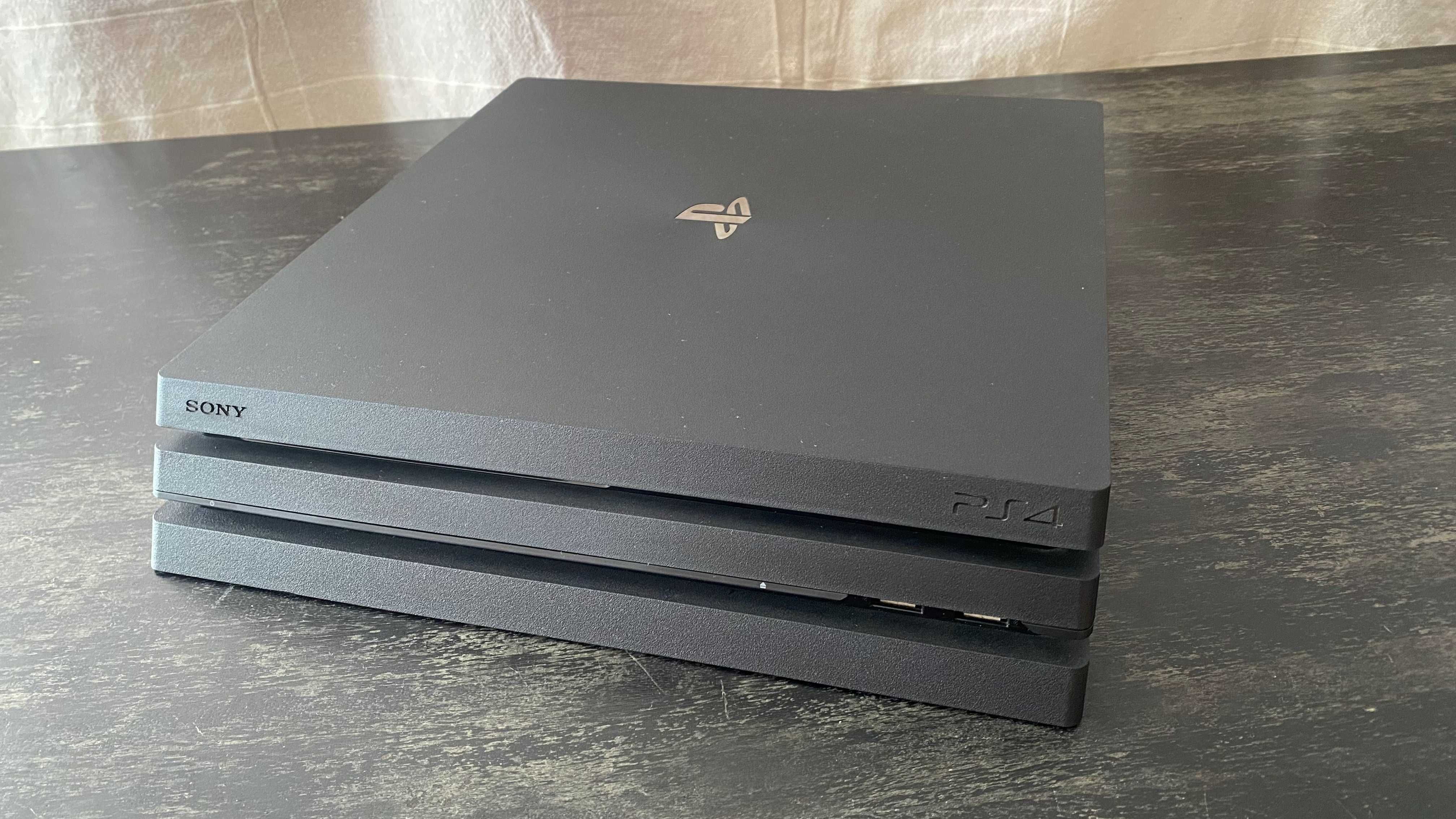 Sony Playstation 4 Pro 1TB + 2 джойстика и зарядно