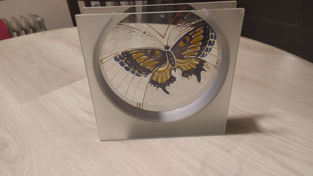 Ръчно изрисувана декоративна ваза - Пеперуда