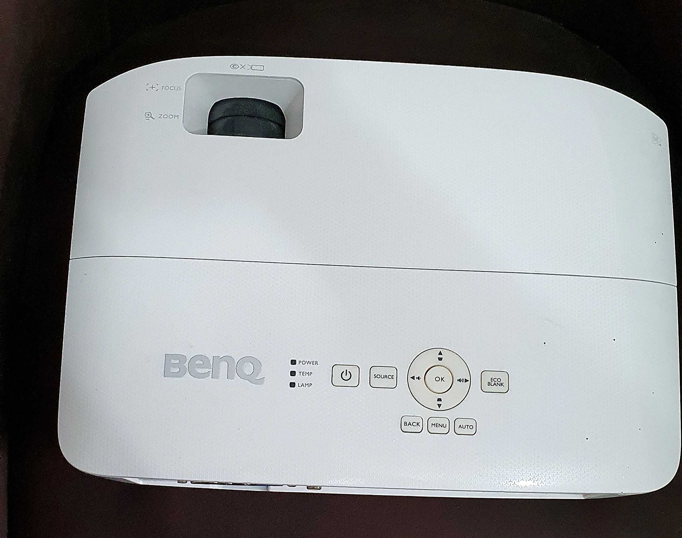 Videoproiector 3D BenQ si ecran de proiectie BenQ