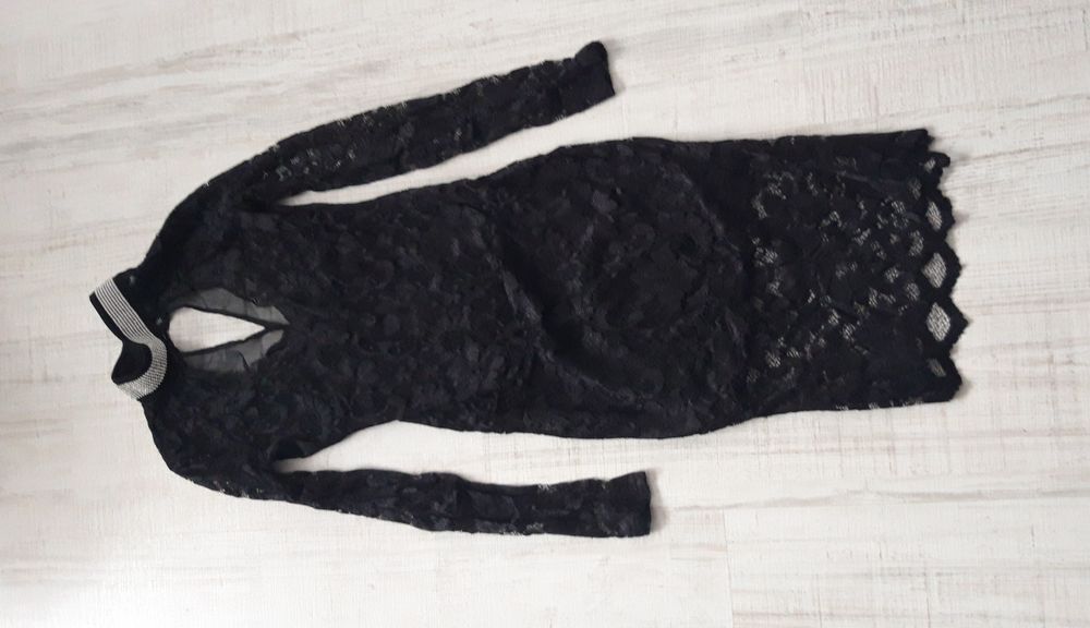 Rochie de seară neagră din dantelă