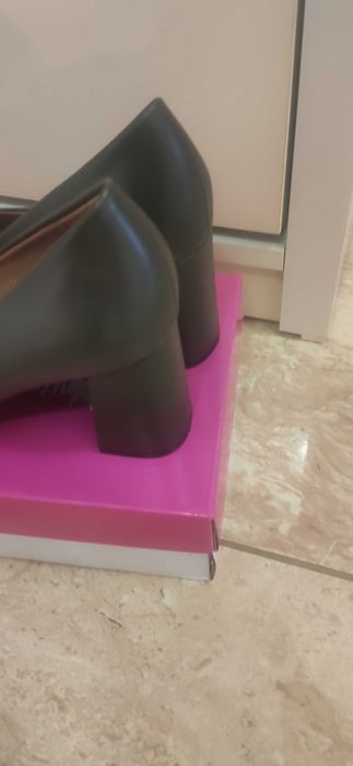 Обувки на ток нови