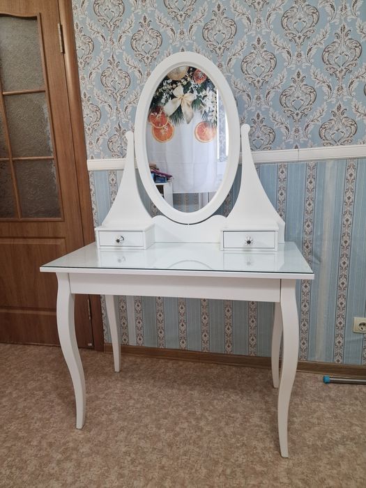 Стол с зеркалом (туалетный столик)