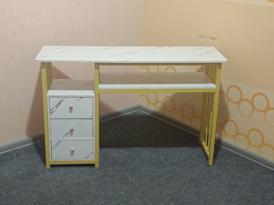 Стол для макияжа