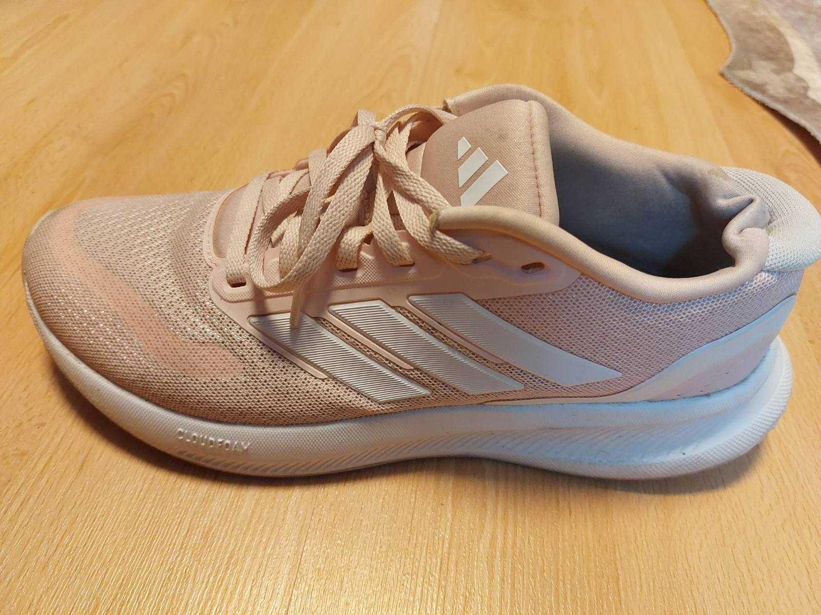 Продавам оригинални дамски маратонки Adidas в размер 38 и 1/2