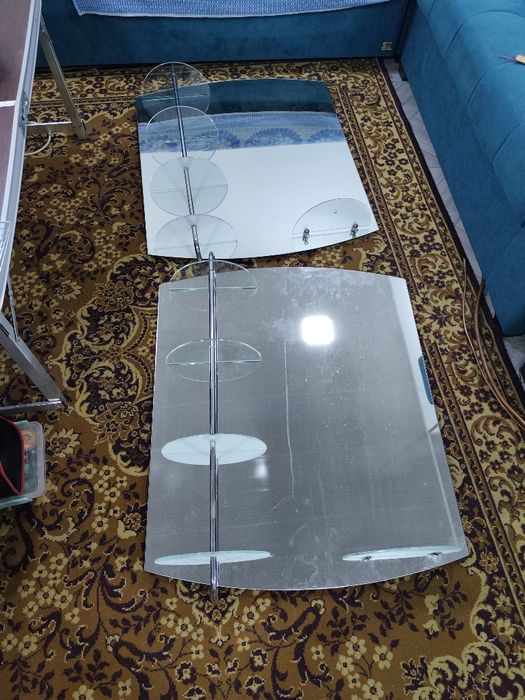 Зеркало со стеклянными полками