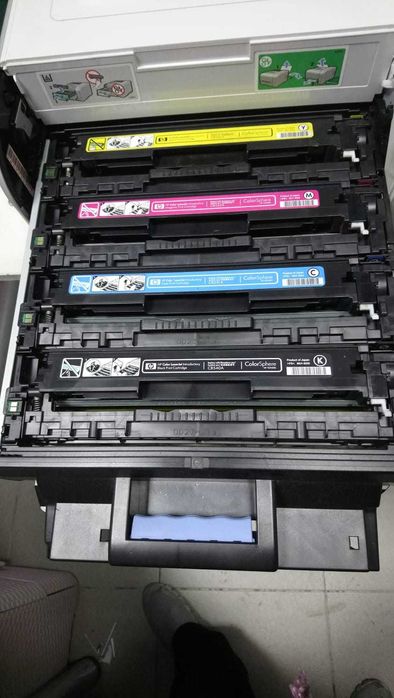 Принтер  HP Color LaserJet CP1215 на запчасти, картриджи оригинальные