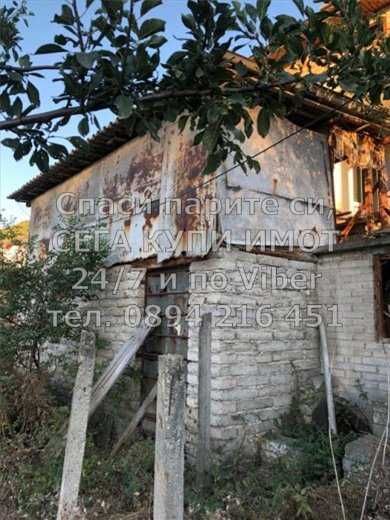 код 61604. Двуетажна тухлена къща 200м2 с двор 900м2 със стоп. сгради