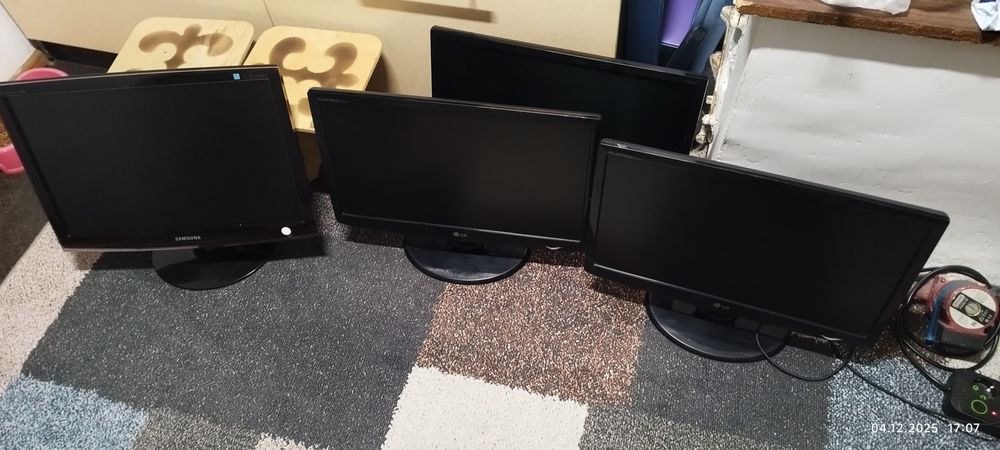 Продам мониторы 4 штукм