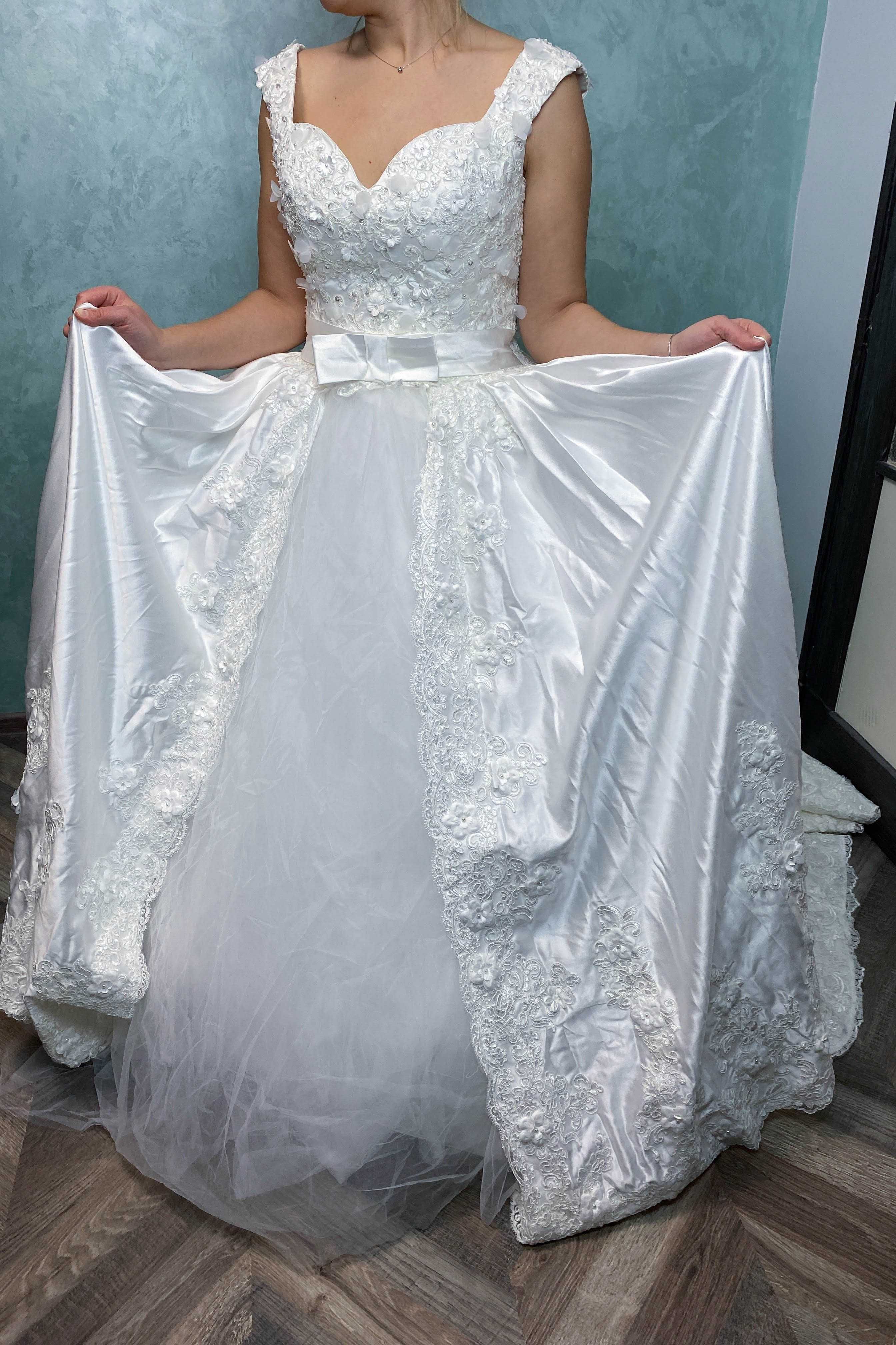 Разкошна сватбена рокля с тюл и дантела