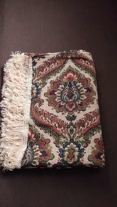 Неупотребявано жакардово покривало за легло или диван